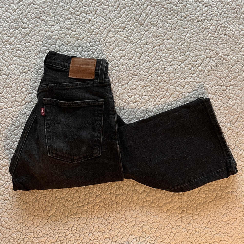 Super cute black rib cage straight Levi’s jeans